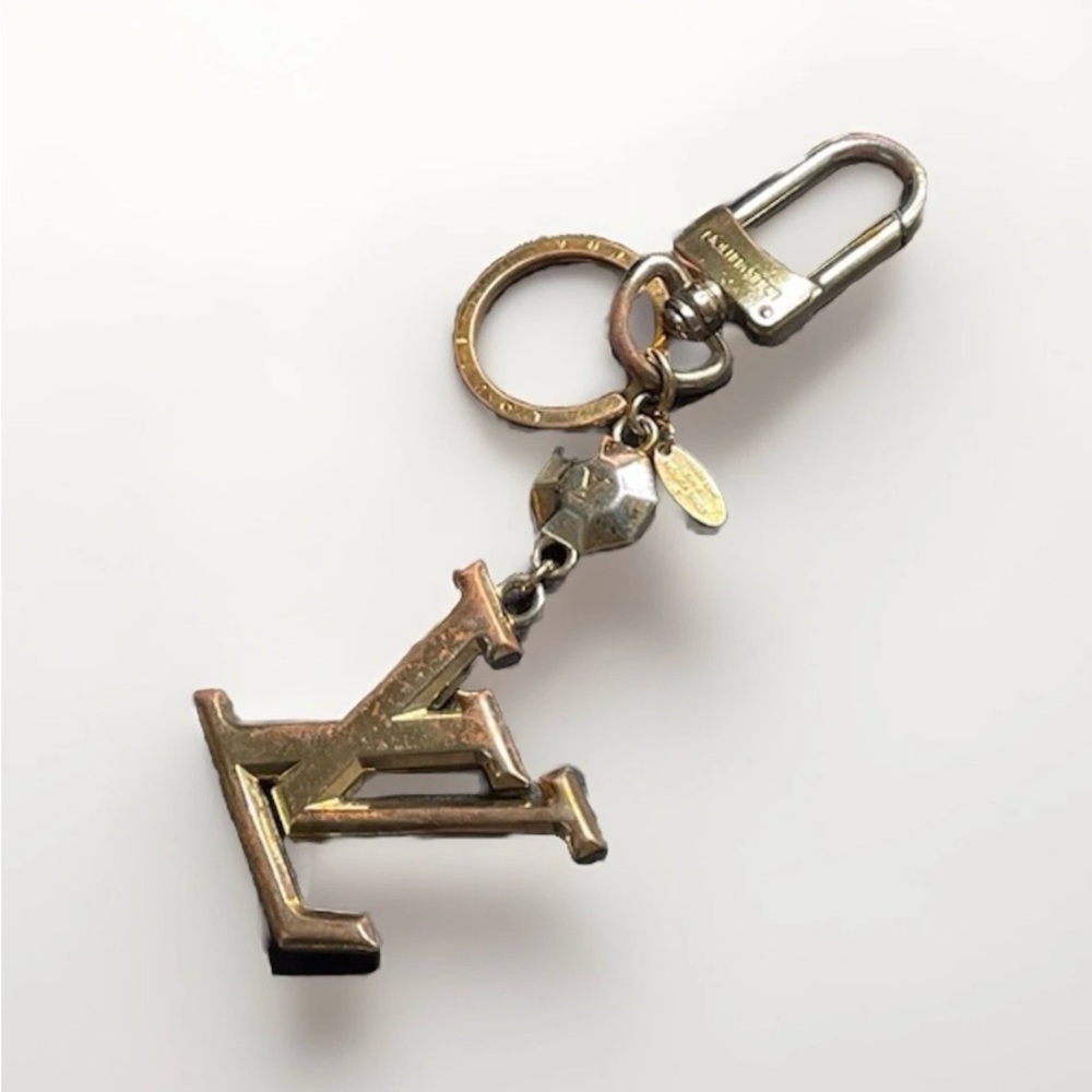 SOLD!!! 


Louis Vuitton, Vintage Metallic Key Holder! One of LV’s classics!